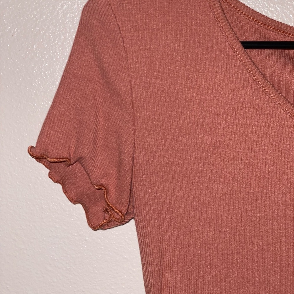 basic crop top🌺 - Picture 2 of 2